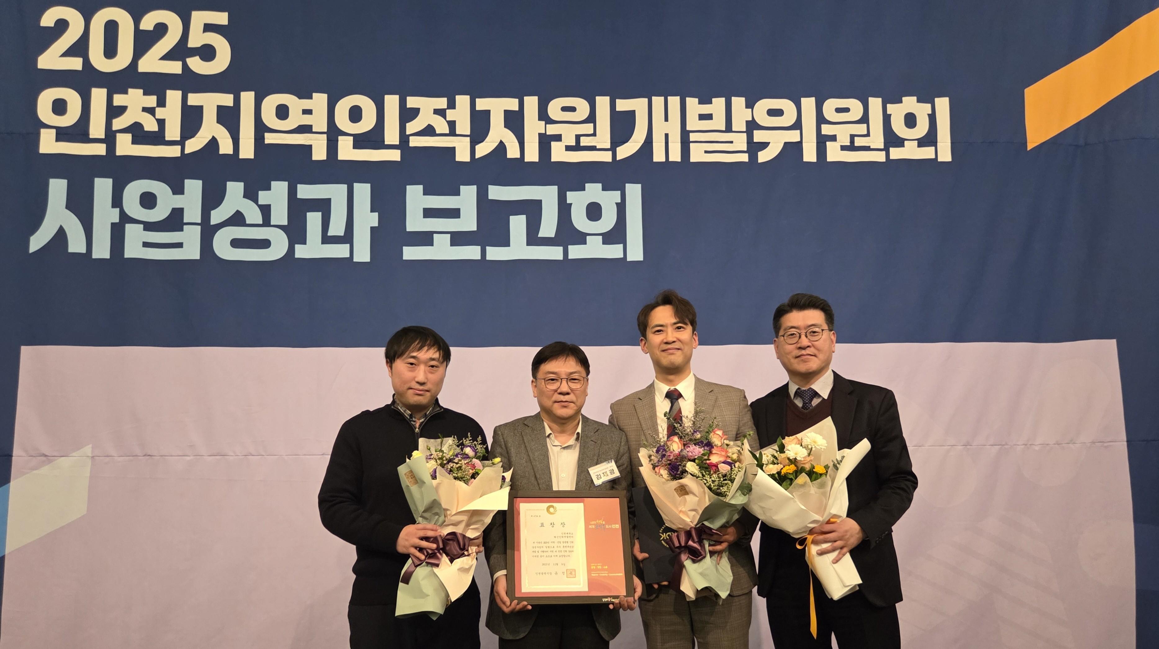 좌측부터) 이춘섭 산학협력중점교수, 임원경 산학협력중점교수, 강동구 산학협력단장, 전종훈 (사)로봇융복합산업부품협의회 회장, 김미현 (사)로봇융복합산업부품협의회 간사, 박훈진 산학협력단 전락기획팀 직원 대표이미지